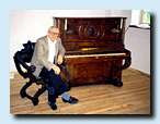 Jeden z prvních exponátů - piano na které hrával Jiří Šlitr. iří Suchý se po letech setkává s piánem, u něhož kdysi vymýšlel své první skladatelské pokusy a s Jiřím Šlitrem míval nejednu pracovní schůzku ... což nakonec stvrdil tímto \